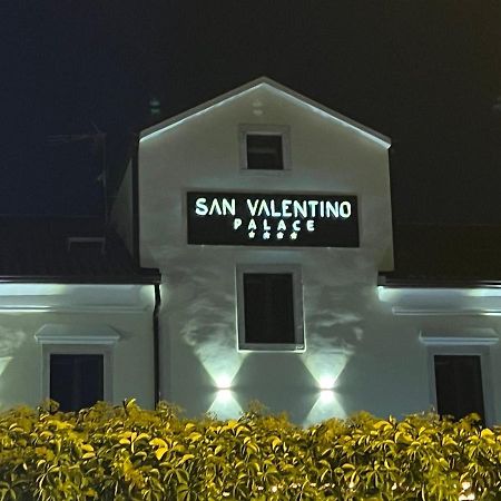 Hotel Palace San Valentino Umag Buitenkant foto