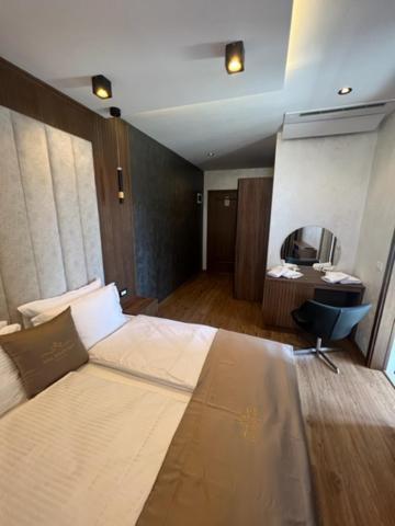 Hotel Palace San Valentino Umag Buitenkant foto